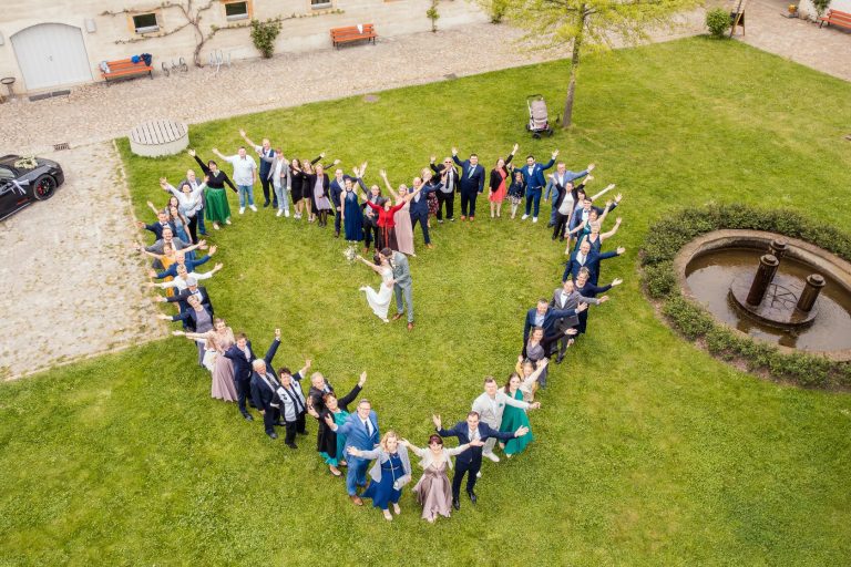 Hochzeitsvideograf - Dresden-Drohnenaufnahme-Hochzeitsgäste